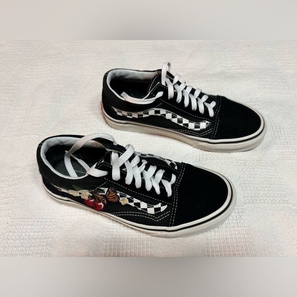 Vans X Embroidered Cherry Butterfly Old Skool Checkered Shoes Womens Size 6.5 - Picture 1 of 9